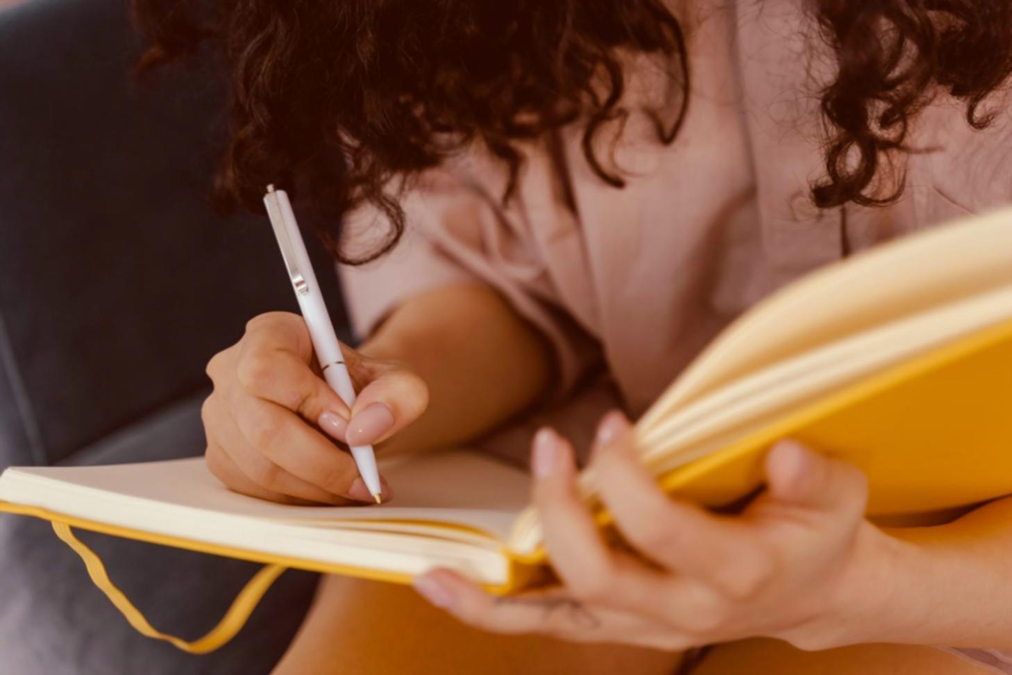 Estudiante trabajando en computadora portátil desde casa